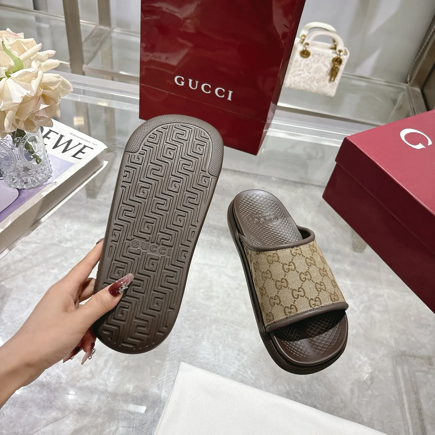 p400🐮🐮New summer men's slip-on slippers. Inspired by the summer spirit and beach clubs of the Italian coast, this piece is part of Gucci Lido. The Pre-Fall collection reinterprets the brand's signature elements and sophisticated patterns in a contemporary way. Made from black rubber, these flat sandals feature a slip-on design that reinterprets the brand's distinctive green and red web design. GG Classic Upper Men's Molded Rubber Footbed Gucci Logo Flat Made in Italy Size: Men's 40 to 47,